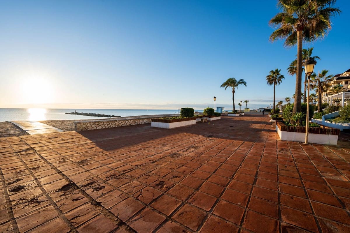 2 bedroom Townhouse for sale in La Duquesa / Puerto de la Duquesa with pool - € 569,000 (Ref: 9406988)