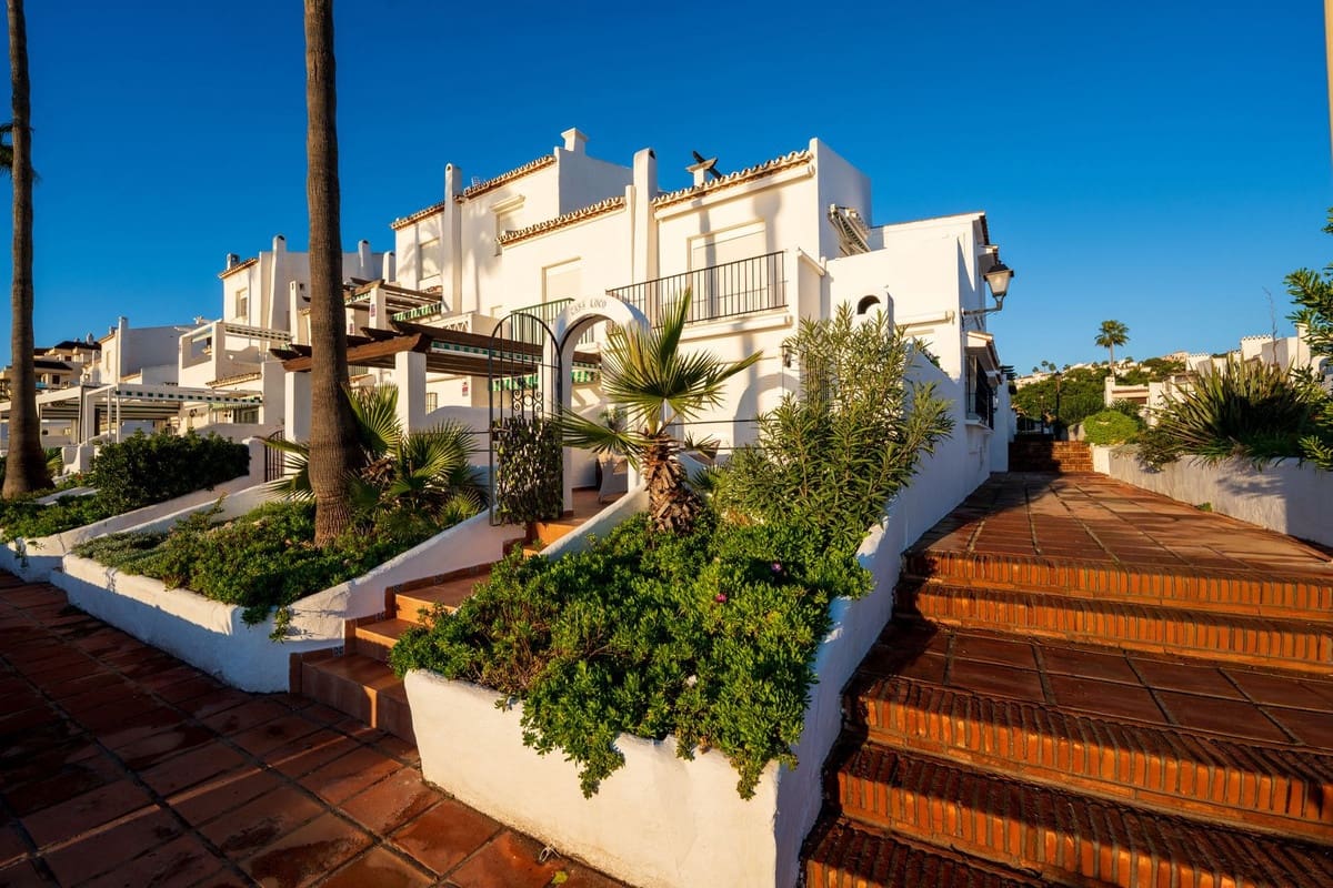 2 bedroom Townhouse for sale in La Duquesa / Puerto de la Duquesa with pool - € 569,000 (Ref: 9406988)