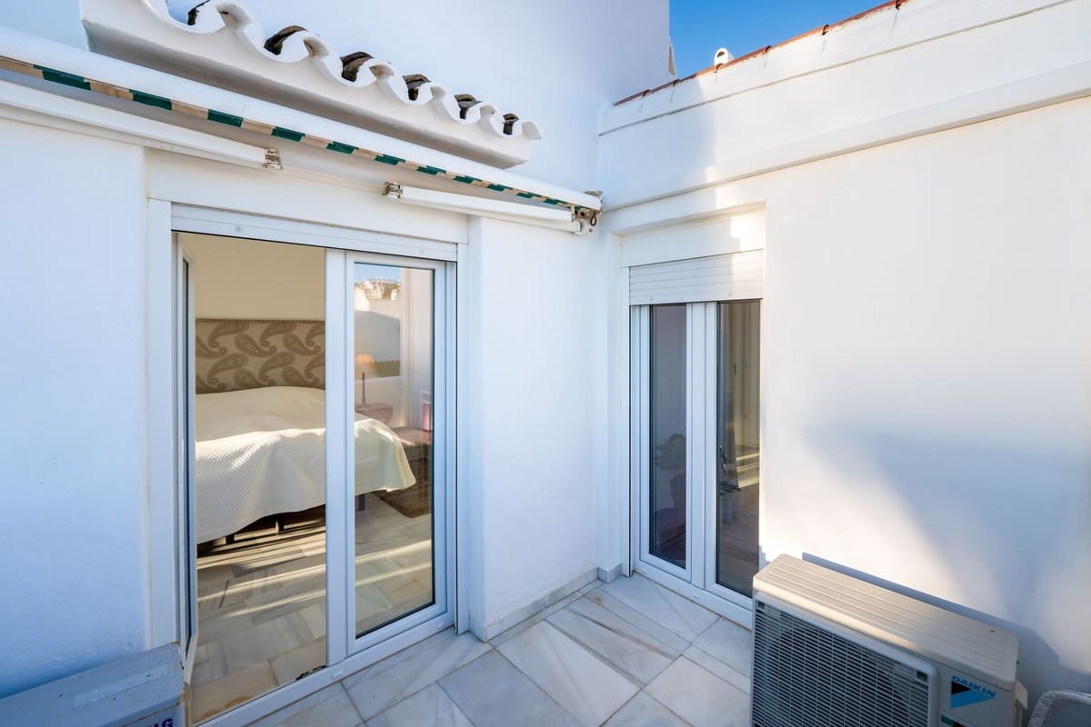 2 bedroom Townhouse for sale in La Duquesa / Puerto de la Duquesa with pool - € 569,000 (Ref: 9406988)