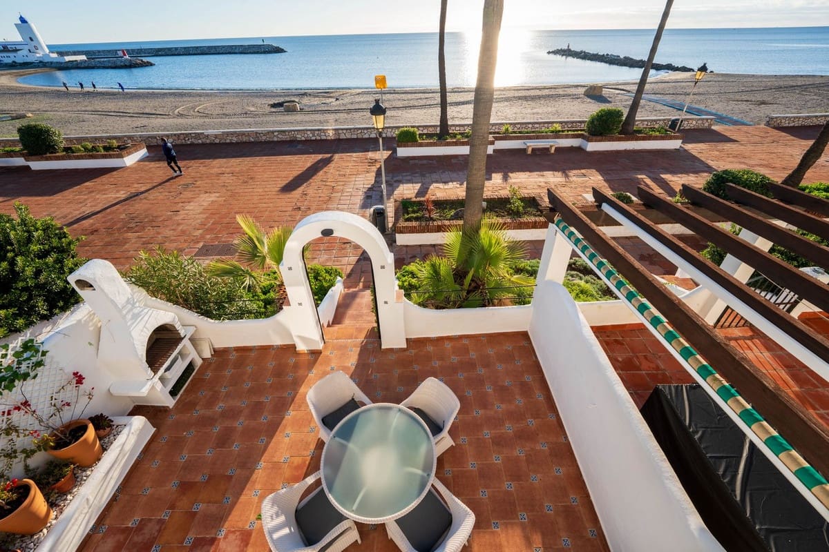 2 bedroom Townhouse for sale in La Duquesa / Puerto de la Duquesa with pool - € 569,000 (Ref: 9406988)