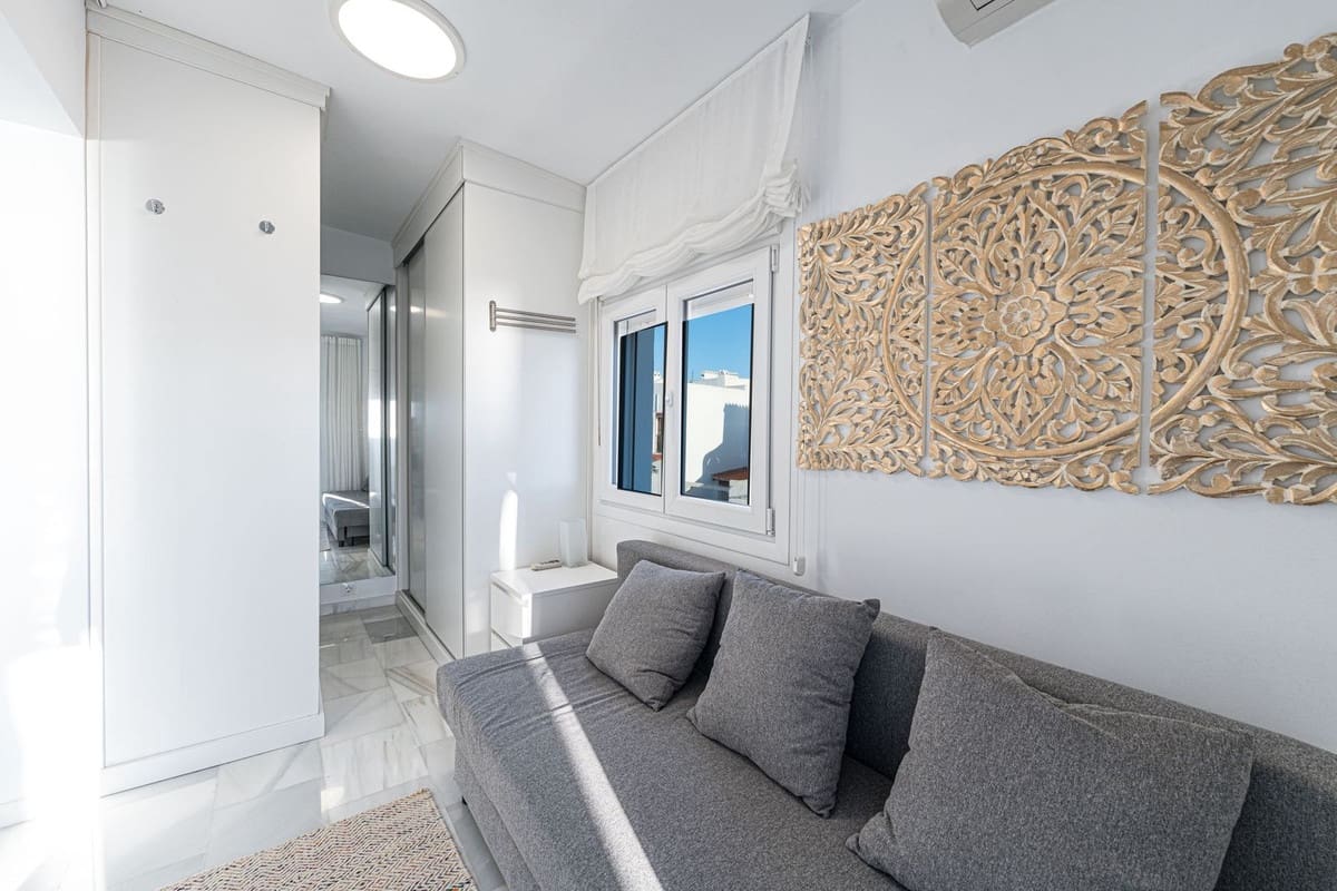 2 bedroom Townhouse for sale in La Duquesa / Puerto de la Duquesa with pool - € 569,000 (Ref: 9406988)