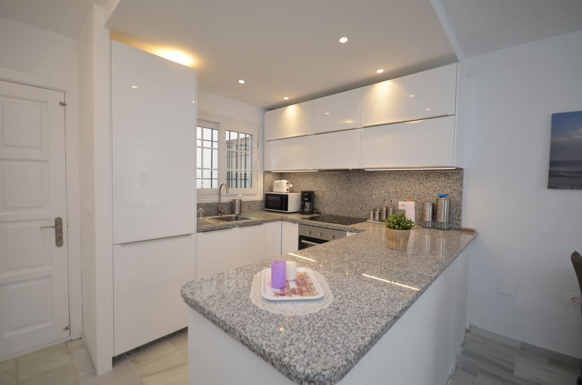 Appartement de 2 chambres à louer à La Duquesa / Puerto de la Duquesa avec piscine - 1 200 € (Ref: 9580140)