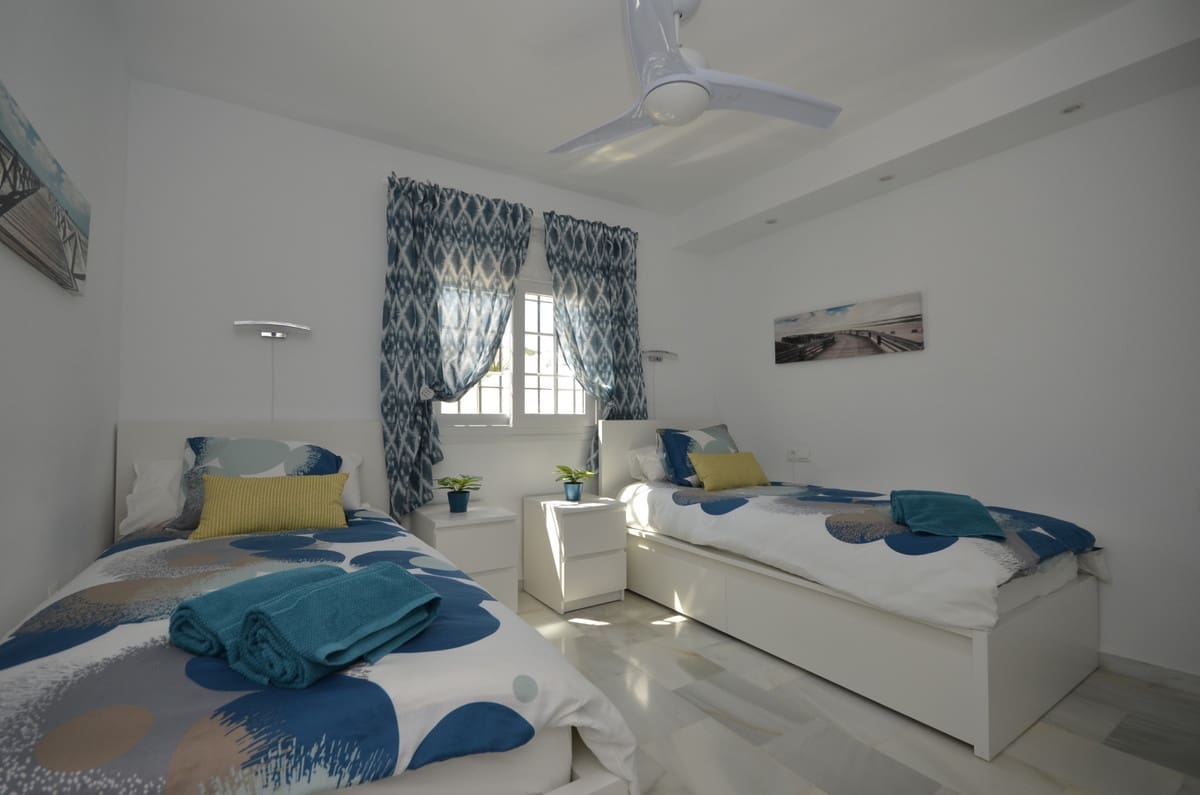 Appartement de 2 chambres à louer à La Duquesa / Puerto de la Duquesa avec piscine - 1 200 € (Ref: 9580140)