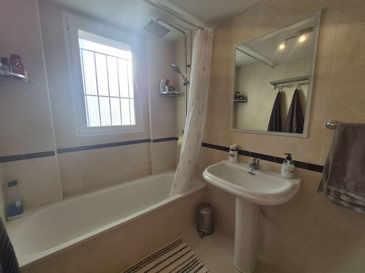 Apartamento de 2 habitaciones en Manilva en venta con piscina garaje - 349.950 € (Ref: 9626153)