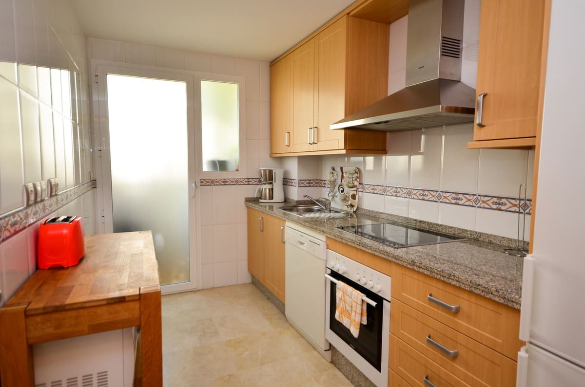 Apartamento de 2 habitaciones en La Duquesa / Puerto de la Duquesa en venta con piscina garaje - 299.000 € (Ref: 9646334)