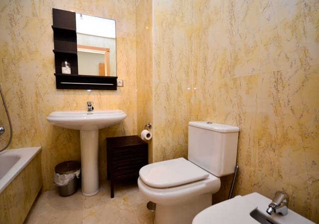 2 quarto Apartamento para venda em La Duquesa / Puerto de la Duquesa, Manilva com piscina garagem - 299 000 € (Ref: 9646334)