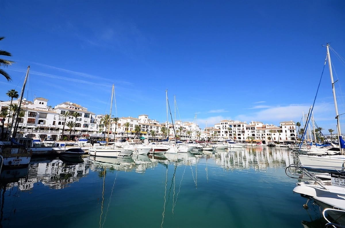 Apartamento de 2 habitaciones en La Duquesa / Puerto de la Duquesa en venta con piscina garaje - 299.000 € (Ref: 9646334)