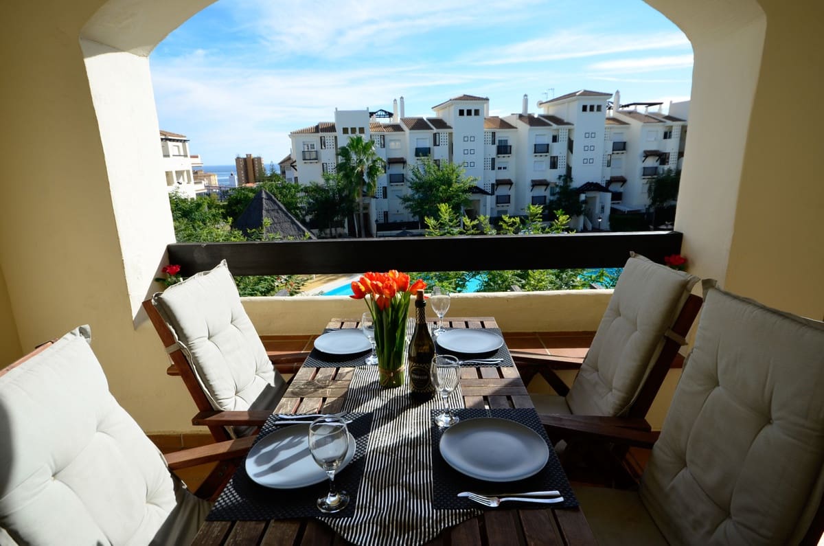 Apartamento de 2 habitaciones en La Duquesa / Puerto de la Duquesa en venta con piscina garaje - 299.000 € (Ref: 9646334)