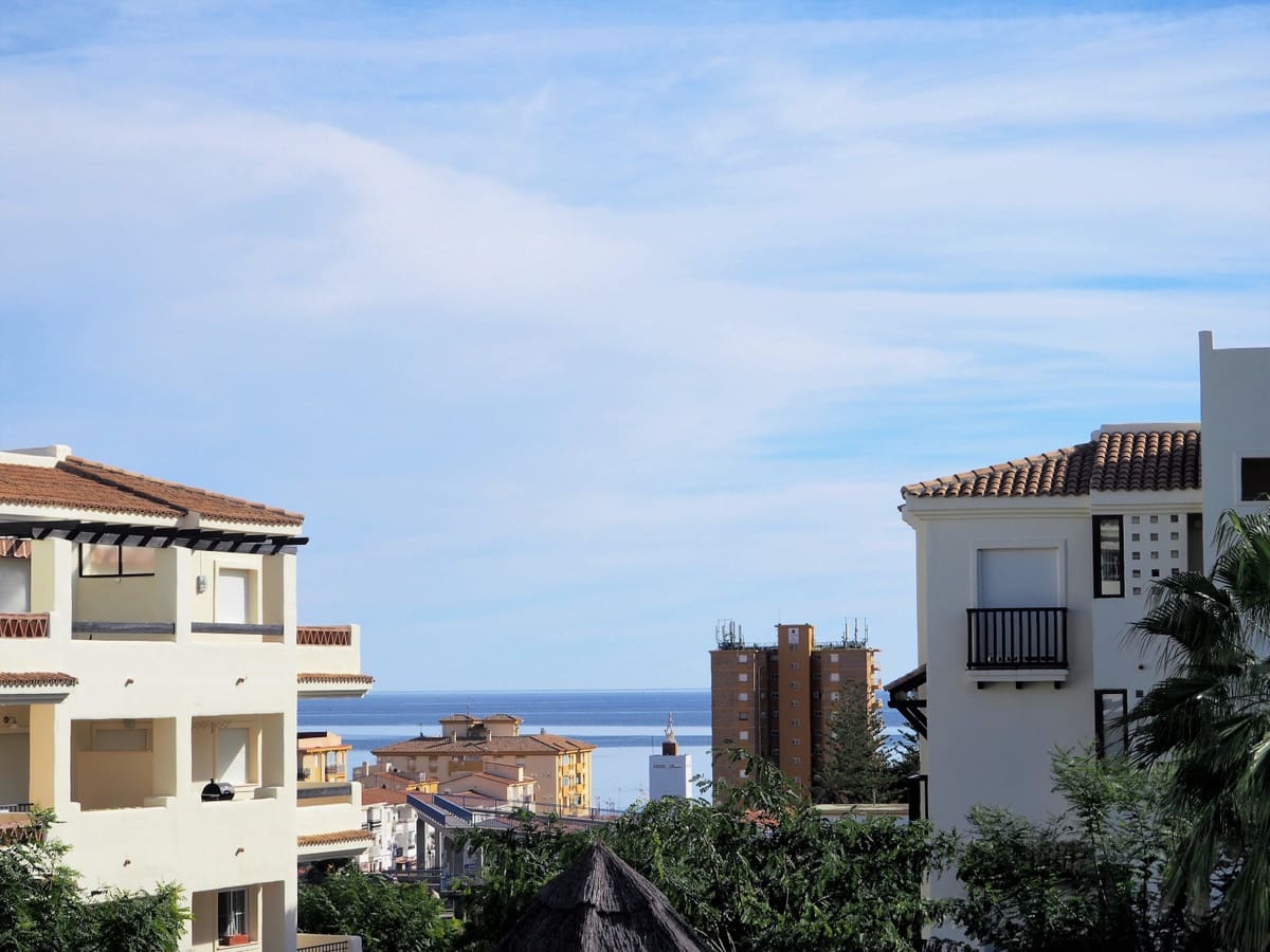 Apartamento de 2 habitaciones en La Duquesa / Puerto de la Duquesa en venta con piscina garaje - 299.000 € (Ref: 9646334)