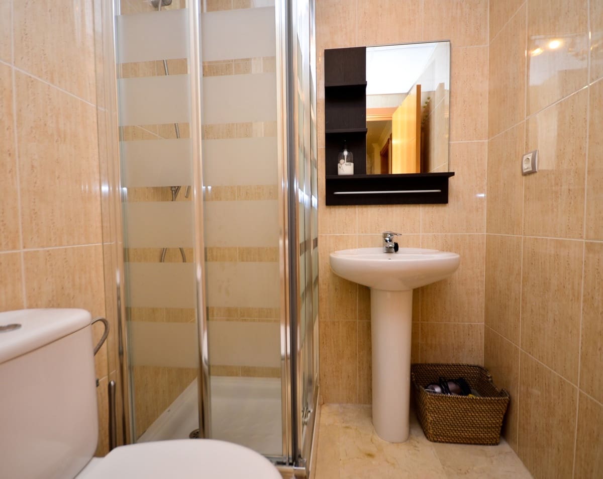 Apartamento de 2 habitaciones en La Duquesa / Puerto de la Duquesa en venta con piscina garaje - 299.000 € (Ref: 9646334)