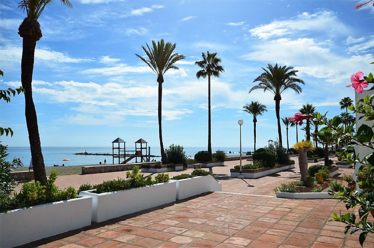 Apartamento de 2 habitaciones en La Duquesa / Puerto de la Duquesa en venta con piscina garaje - 299.000 € (Ref: 9646334)