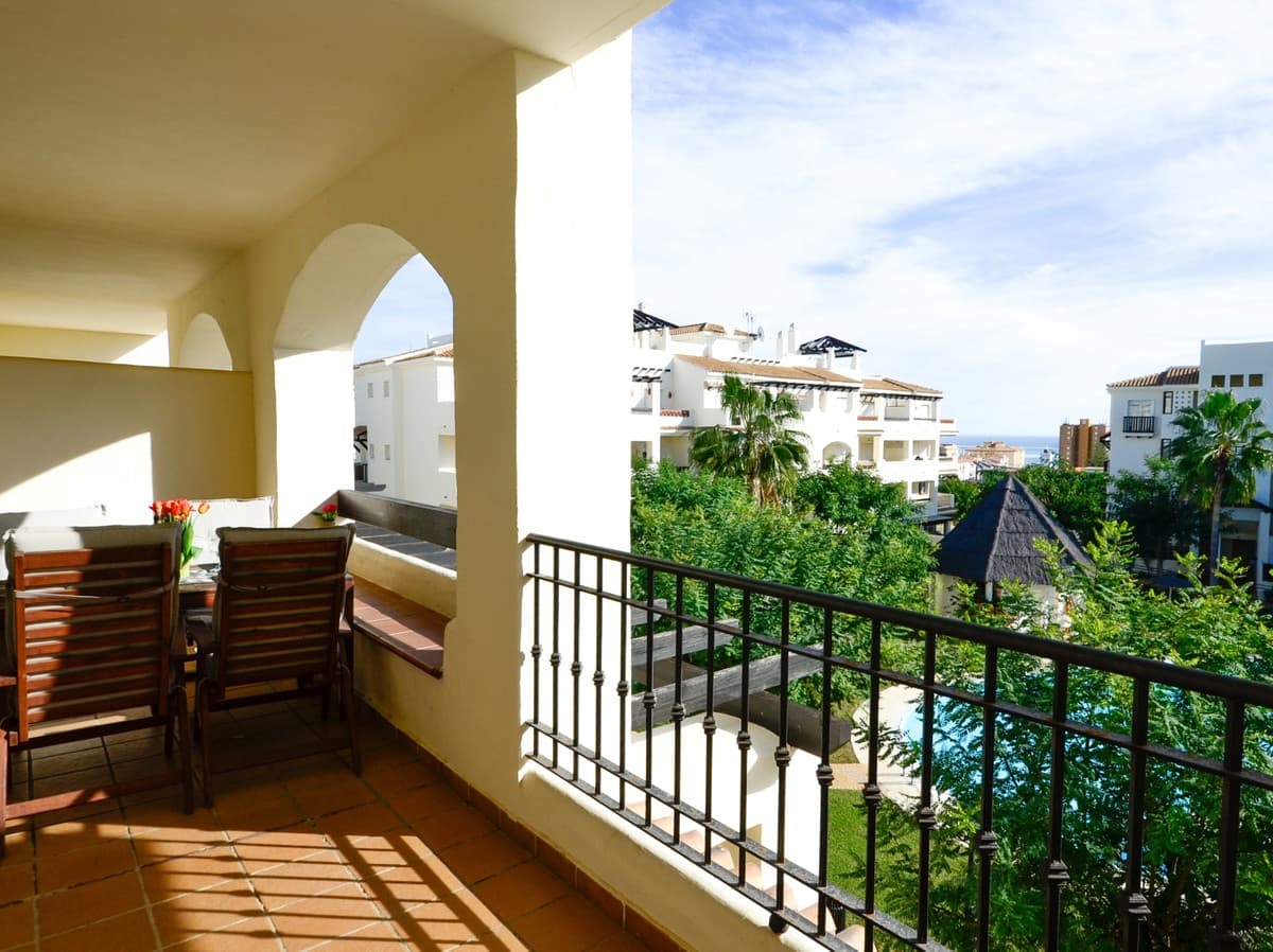 Apartamento de 2 habitaciones en La Duquesa / Puerto de la Duquesa en venta con piscina garaje - 299.000 € (Ref: 9646334)