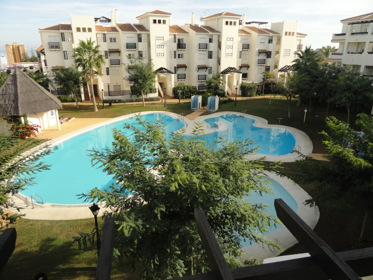 Apartamento de 2 habitaciones en La Duquesa / Puerto de la Duquesa en venta con piscina garaje - 299.000 € (Ref: 9646334)