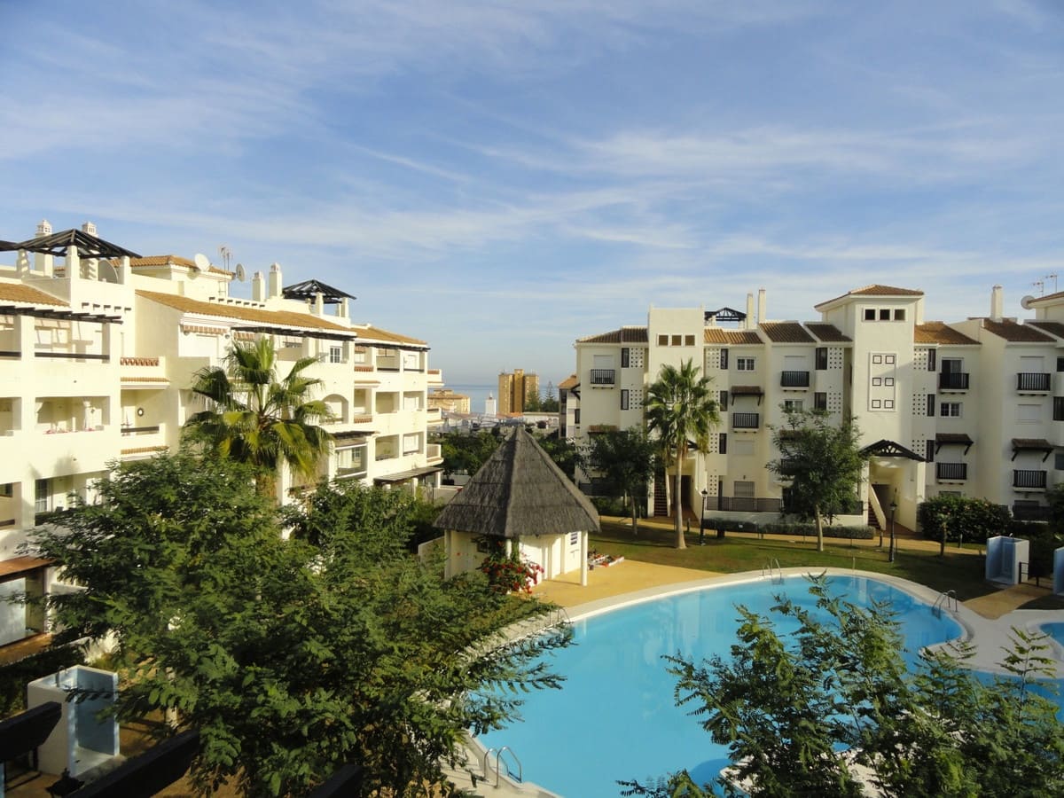 Apartamento de 2 habitaciones en La Duquesa / Puerto de la Duquesa en venta con piscina garaje - 299.000 € (Ref: 9646334)
