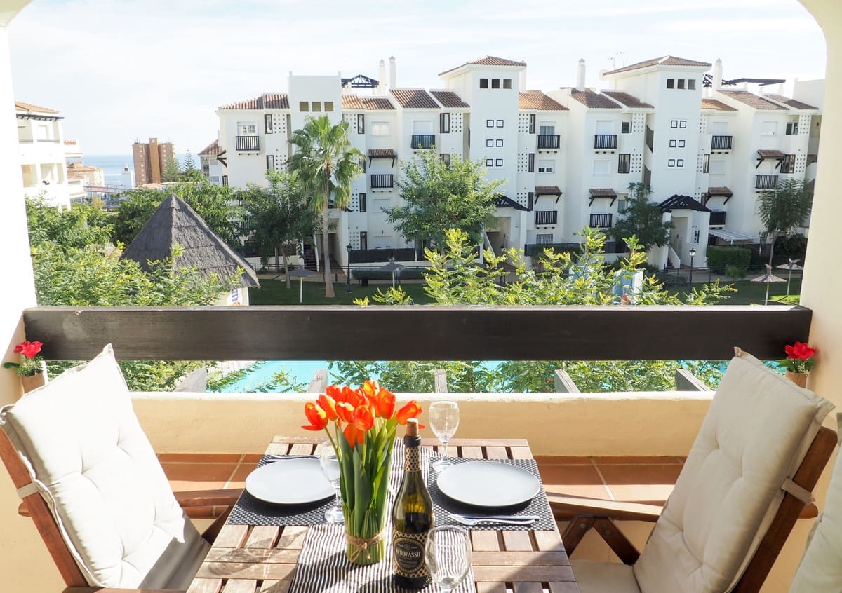 Apartamento de 2 habitaciones en La Duquesa / Puerto de la Duquesa en venta con piscina garaje - 299.000 € (Ref: 9646334)