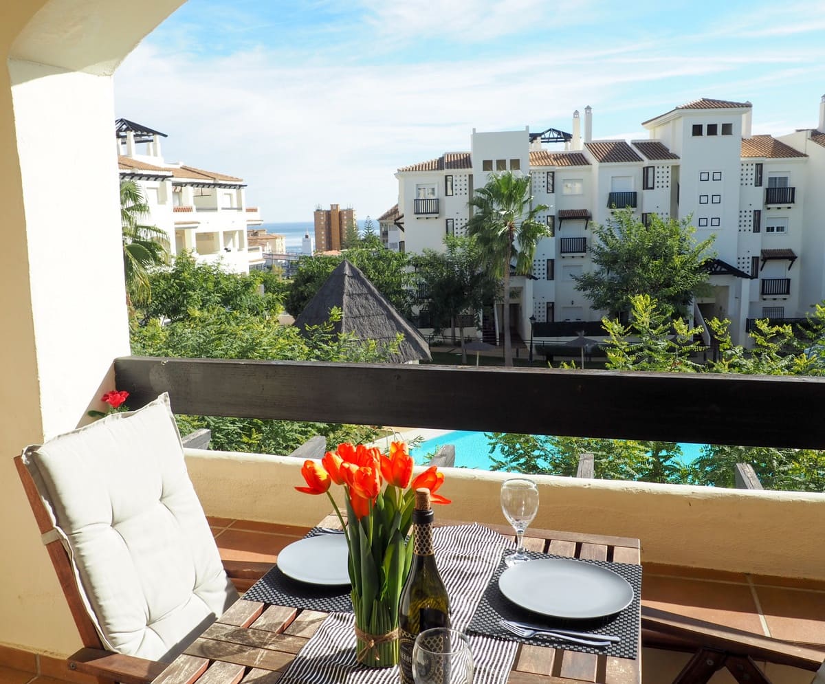 Apartamento de 2 habitaciones en La Duquesa / Puerto de la Duquesa en venta con piscina garaje - 299.000 € (Ref: 9646334)