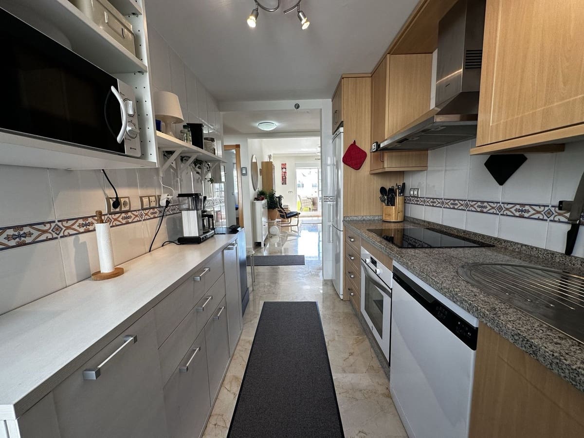 Apartamento de 2 habitaciones en La Duquesa / Puerto de la Duquesa en venta con piscina garaje - 310.000 € (Ref: 9663254)