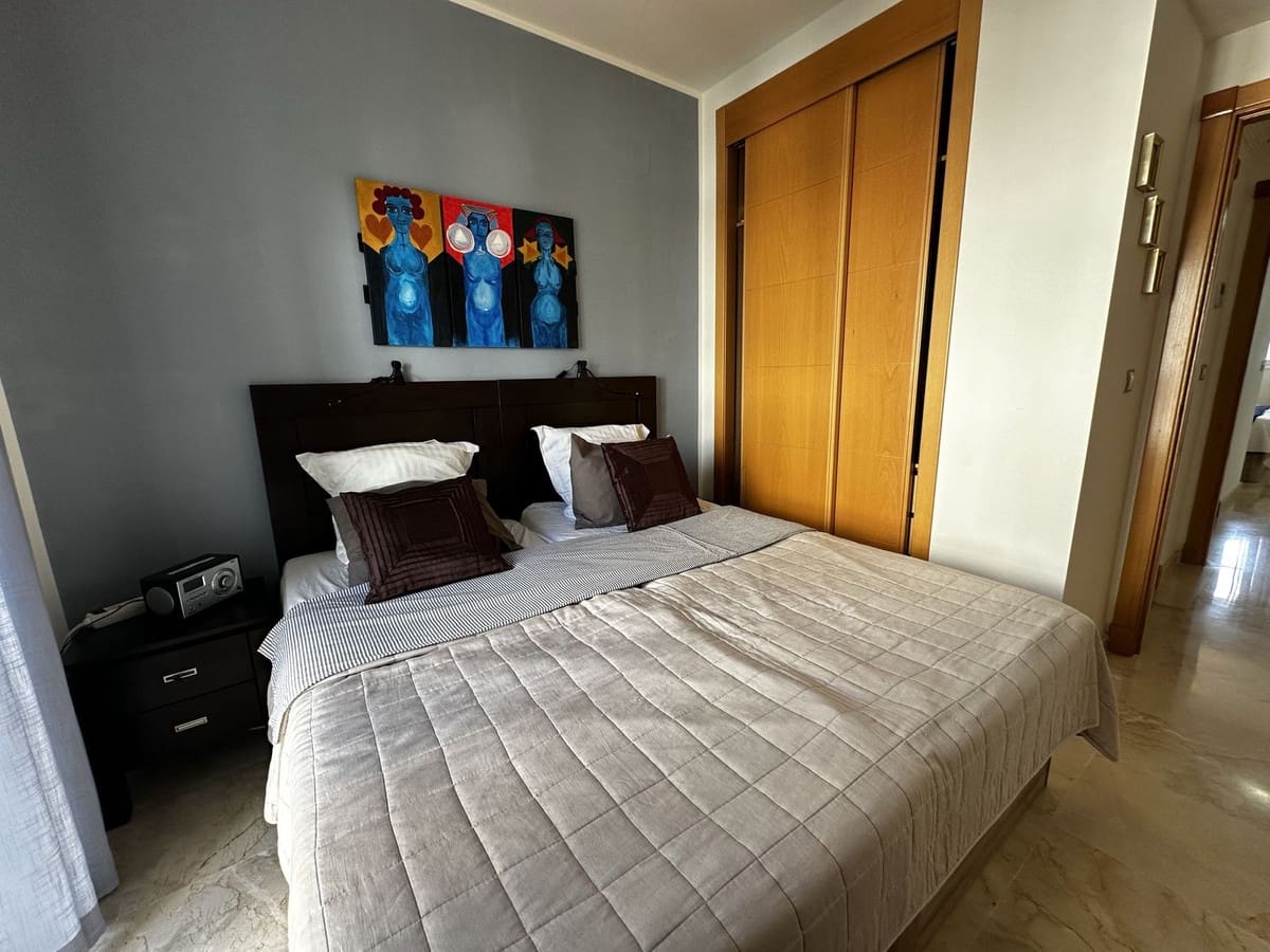 Apartamento de 2 habitaciones en La Duquesa / Puerto de la Duquesa en venta con piscina garaje - 310.000 € (Ref: 9663254)