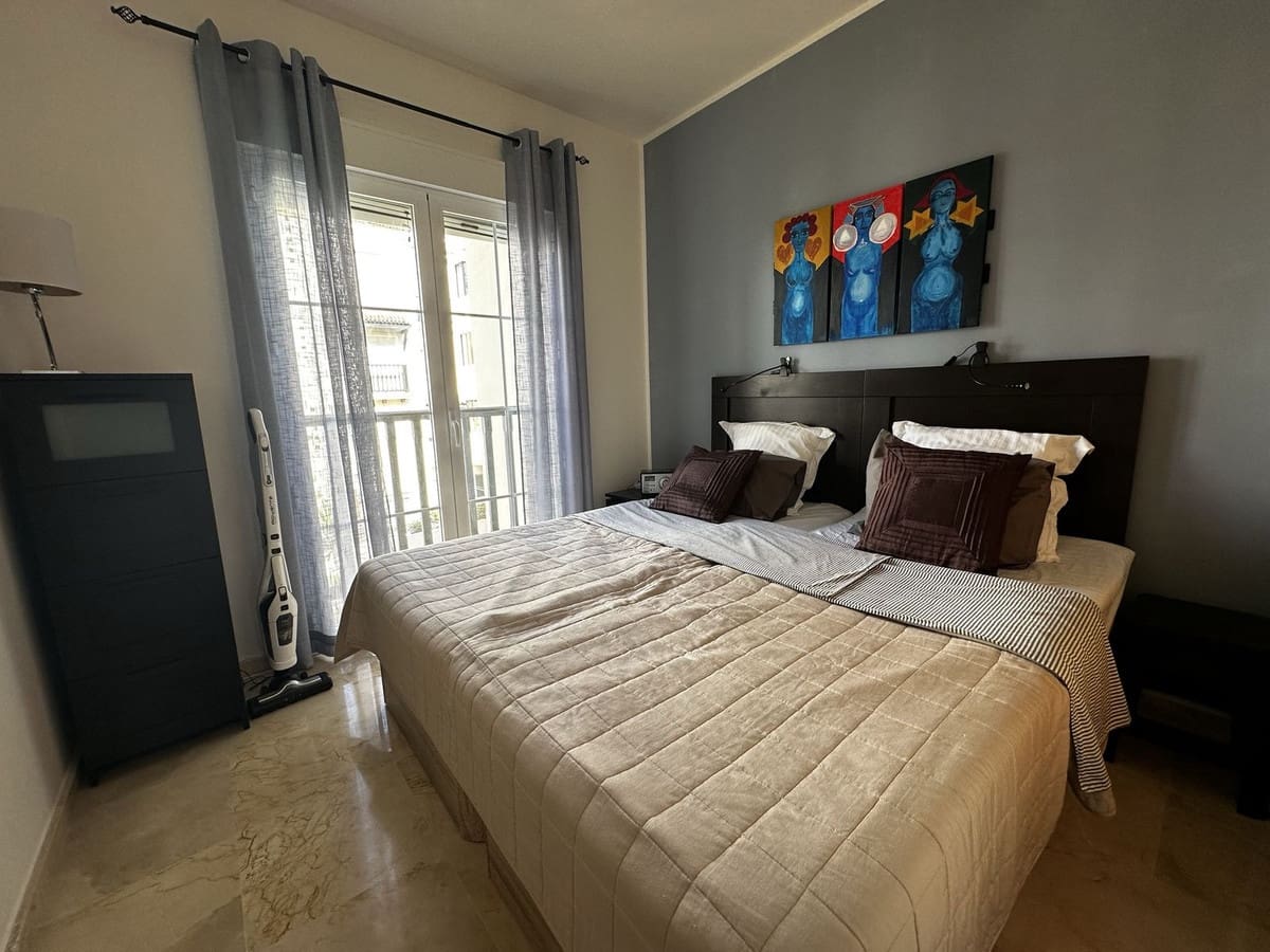 Apartamento de 2 habitaciones en La Duquesa / Puerto de la Duquesa en venta con piscina garaje - 310.000 € (Ref: 9663254)