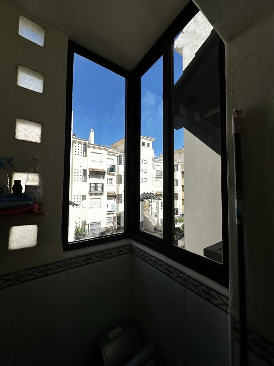 Apartamento de 2 habitaciones en La Duquesa / Puerto de la Duquesa en venta con piscina garaje - 310.000 € (Ref: 9663254)