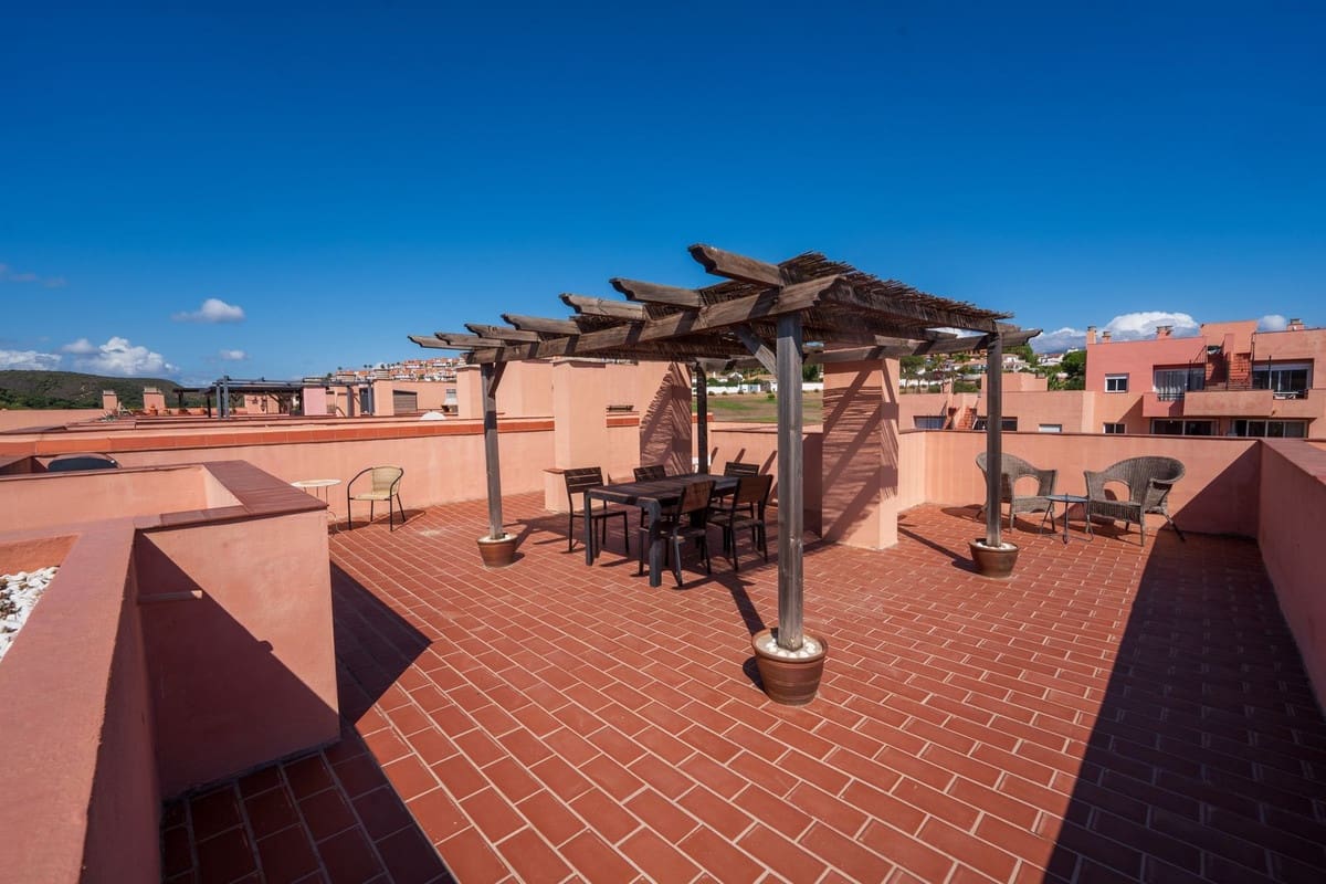 3 soveværelse Penthouse til salg i La Duquesa / Puerto de la Duquesa med swimmingpool garage - € 269.000 (Ref: 9688434)