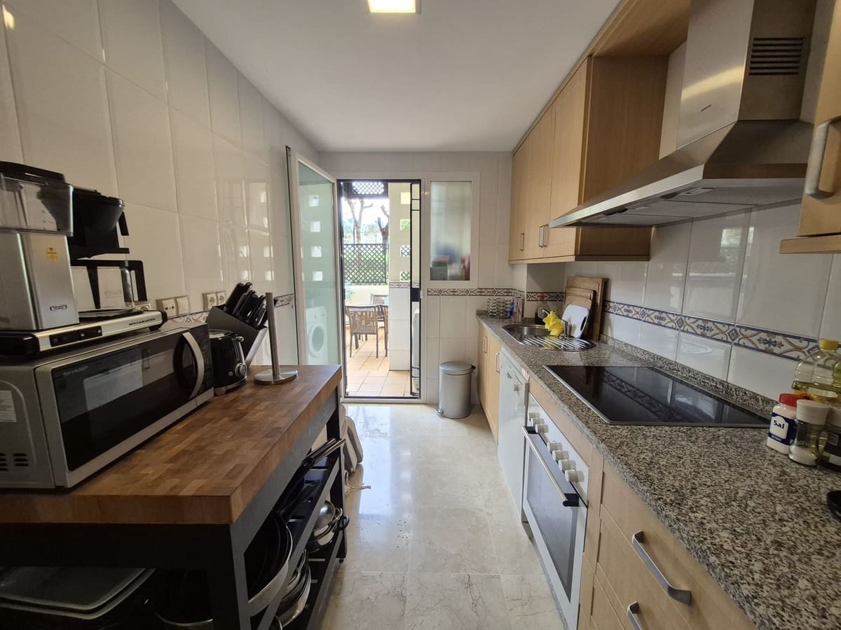 2 bedroom Apartment for sale in La Duquesa / Puerto de la Duquesa with pool garage - € 330,000 (Ref: 9747260)