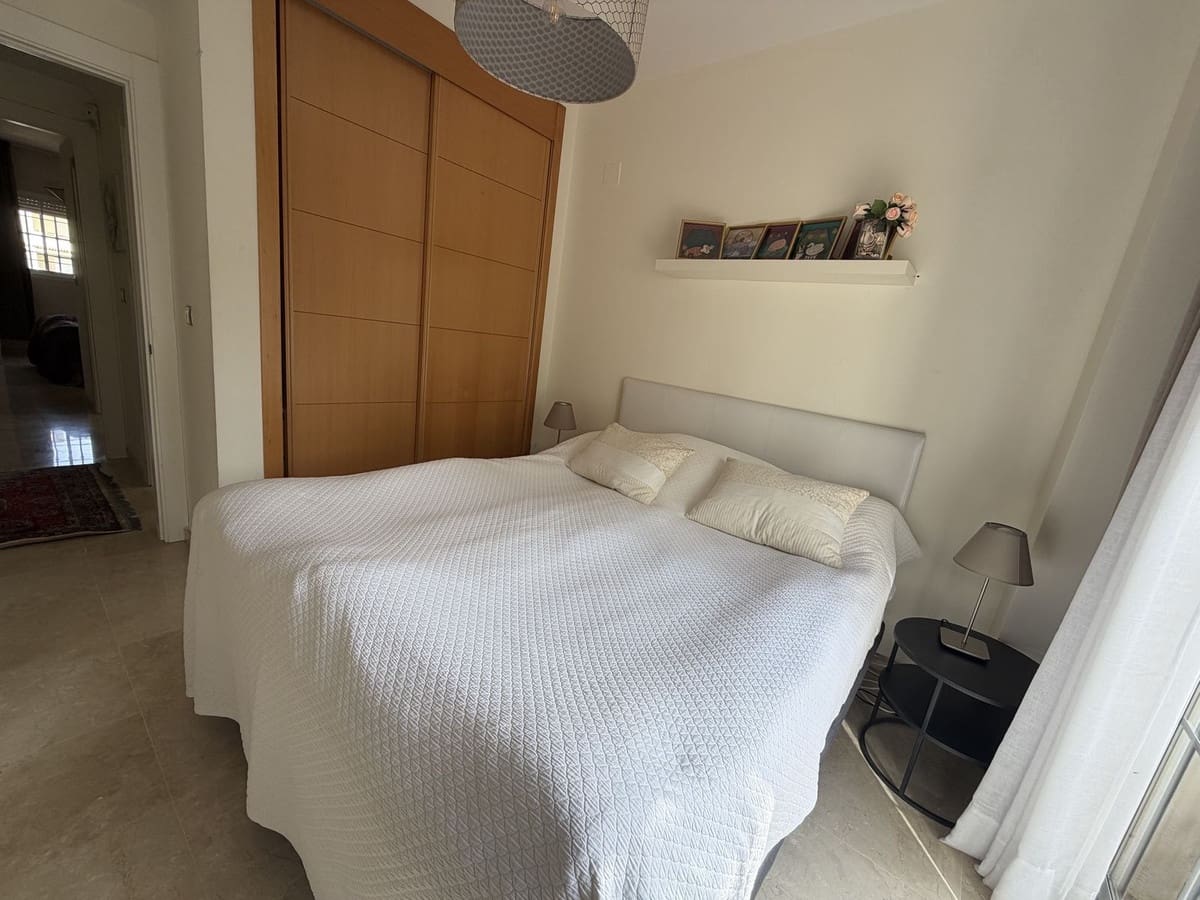 2 bedroom Apartment for sale in La Duquesa / Puerto de la Duquesa with pool garage - € 330,000 (Ref: 9747260)