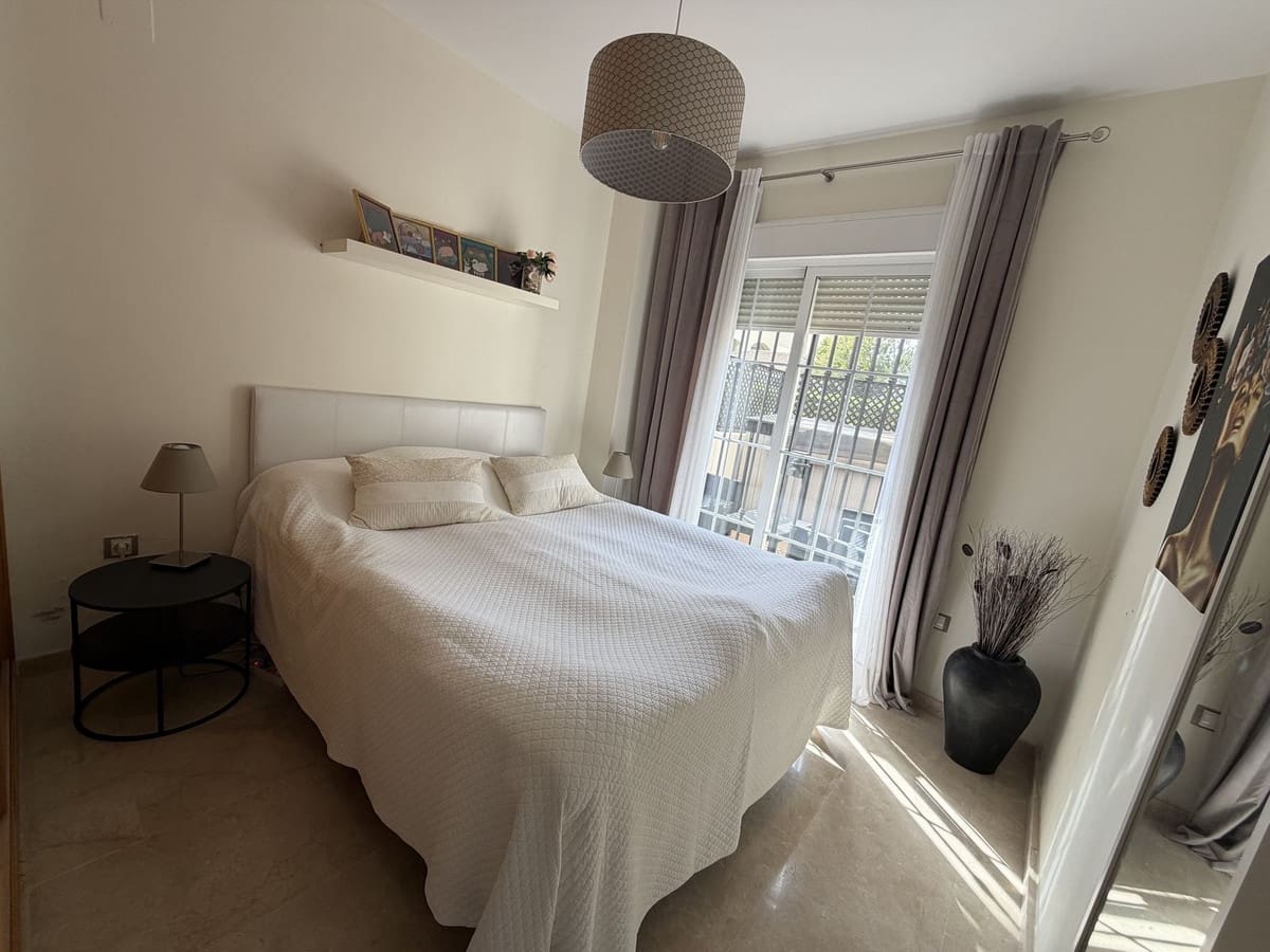 2 bedroom Apartment for sale in La Duquesa / Puerto de la Duquesa with pool garage - € 330,000 (Ref: 9747260)