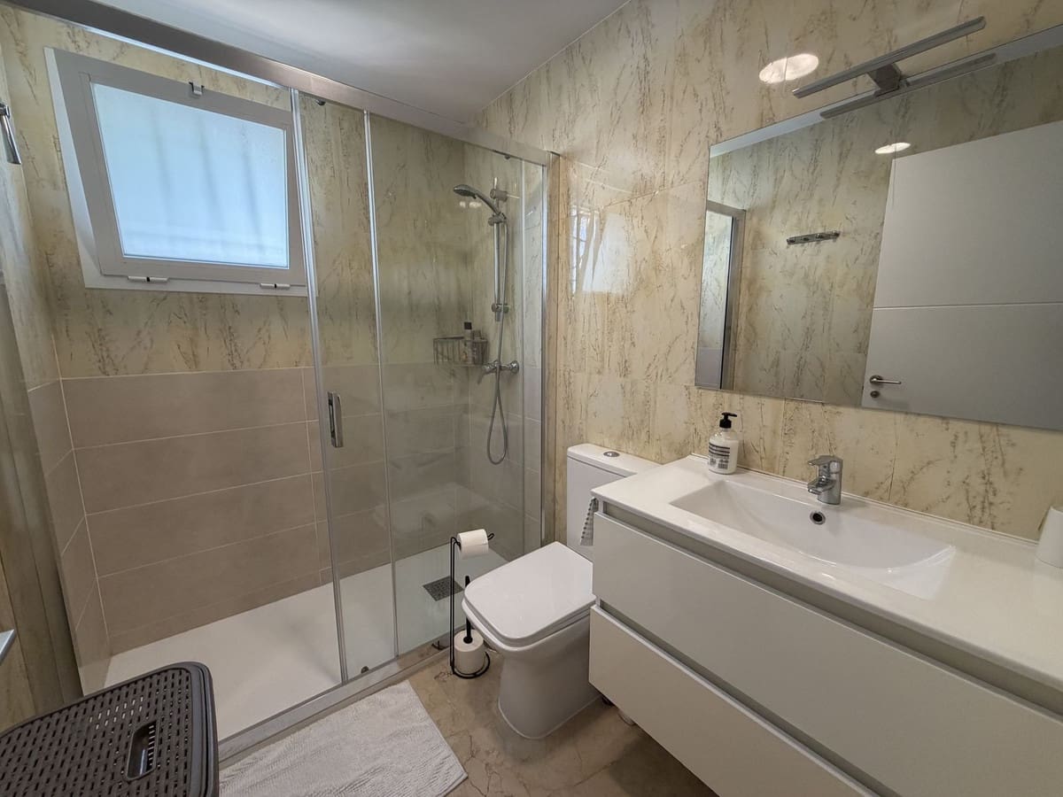 2 bedroom Apartment for sale in La Duquesa / Puerto de la Duquesa with pool garage - € 330,000 (Ref: 9747260)