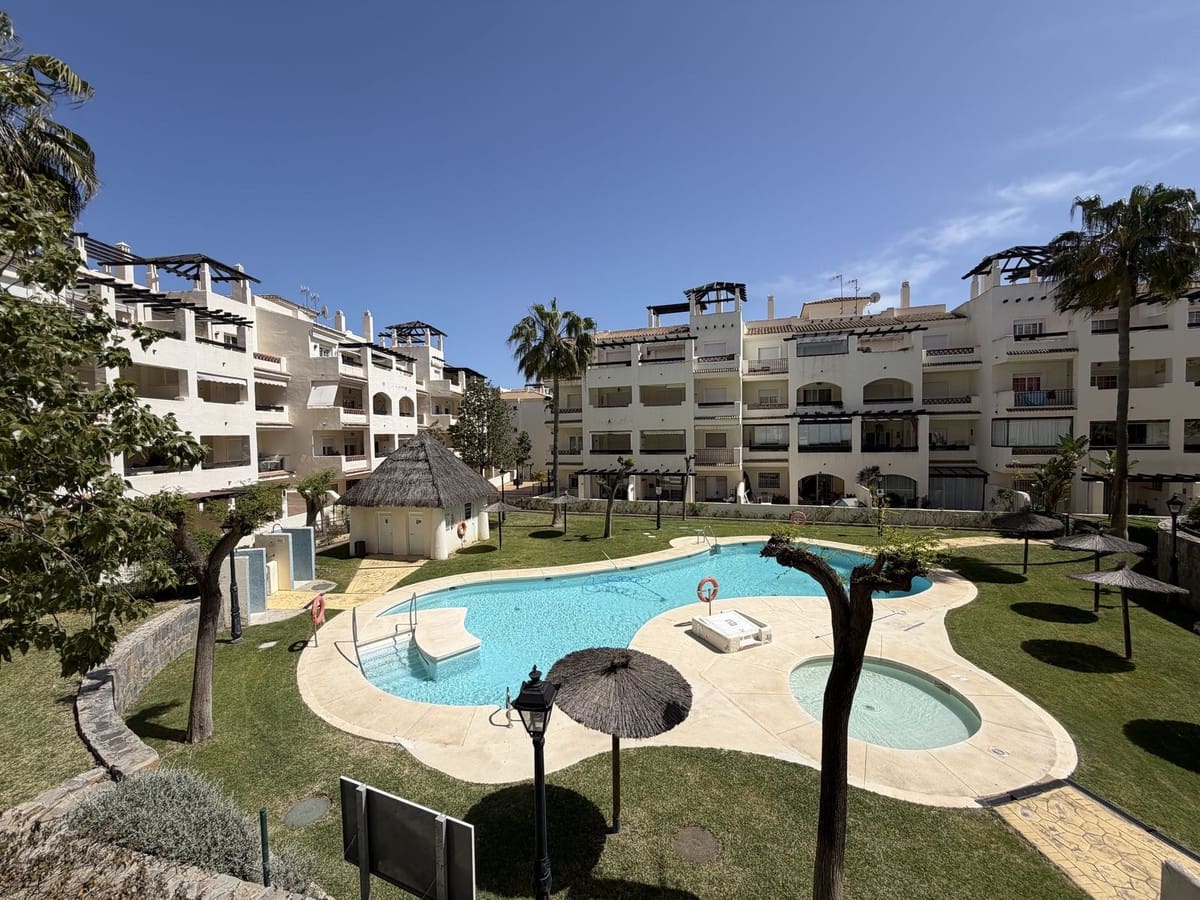 2 bedroom Apartment for sale in La Duquesa / Puerto de la Duquesa with pool garage - € 330,000 (Ref: 9747260)