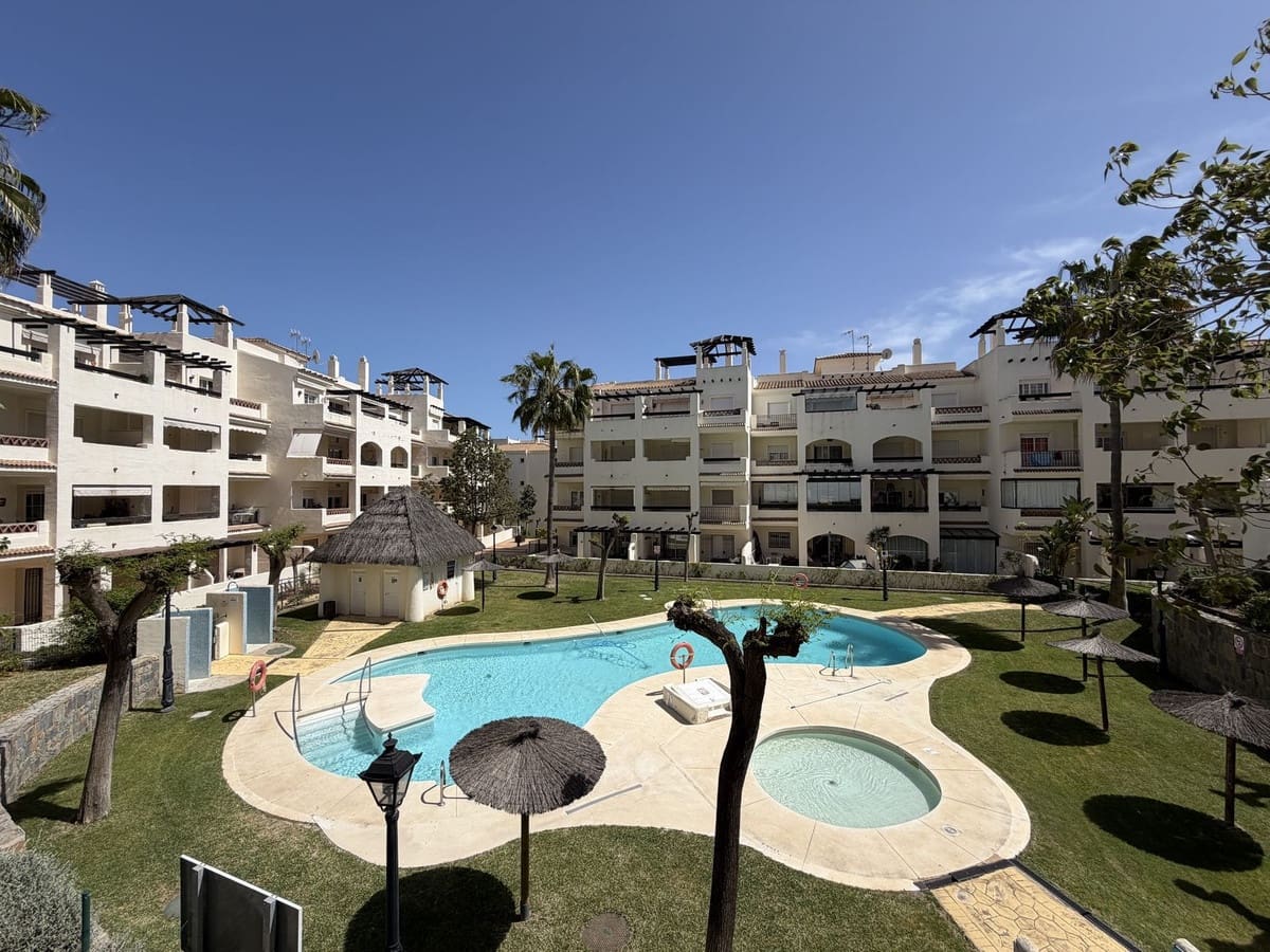 2 bedroom Apartment for sale in La Duquesa / Puerto de la Duquesa with pool garage - € 330,000 (Ref: 9747260)