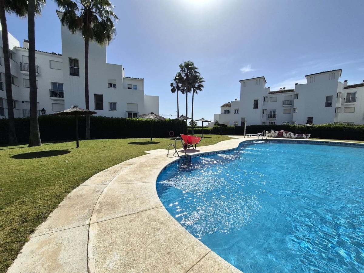 2 sovrum Lägenhet till salu i La Duquesa / Puerto de la Duquesa med pool garage - 320 000 € (Ref: 9748257)
