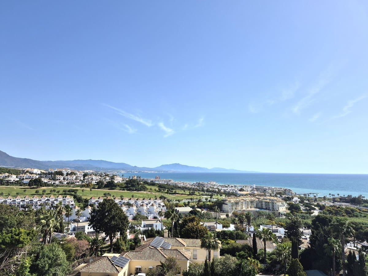 2 bedroom Apartment for sale in La Duquesa / Puerto de la Duquesa with pool garage - € 320,000 (Ref: 9748257)