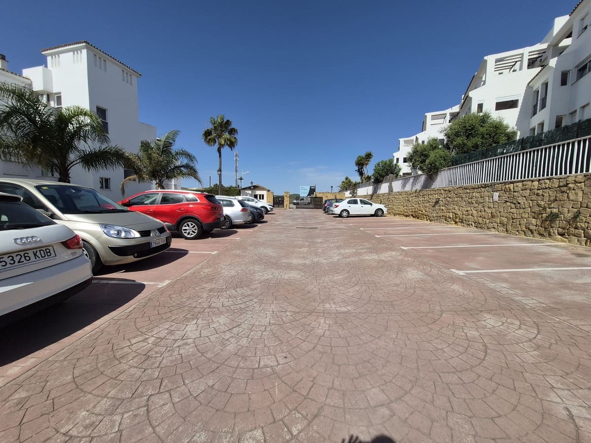 2 bedroom Apartment for sale in La Duquesa / Puerto de la Duquesa with pool garage - € 320,000 (Ref: 9748257)