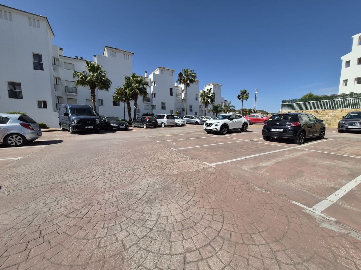 2 bedroom Apartment for sale in La Duquesa / Puerto de la Duquesa with pool garage - € 320,000 (Ref: 9748257)