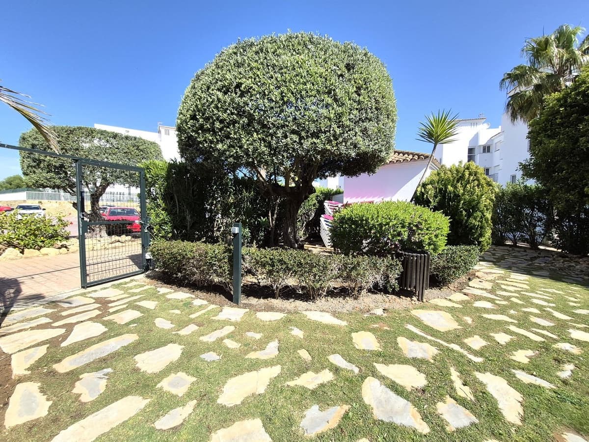 2 bedroom Apartment for sale in La Duquesa / Puerto de la Duquesa with pool garage - € 320,000 (Ref: 9748257)