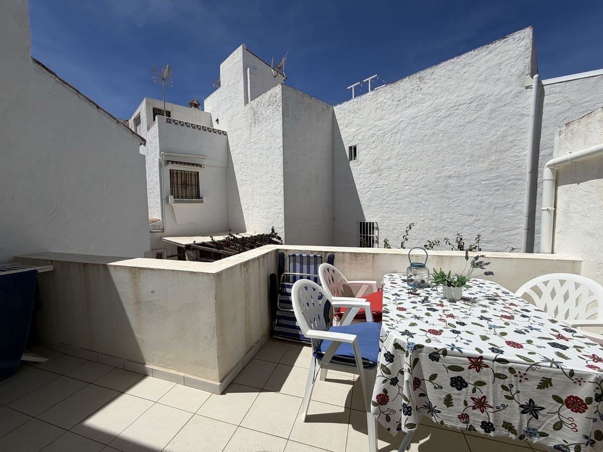 2 bedroom Townhouse for sale in La Duquesa / Puerto de la Duquesa with pool - € 249,000 (Ref: 9786818)