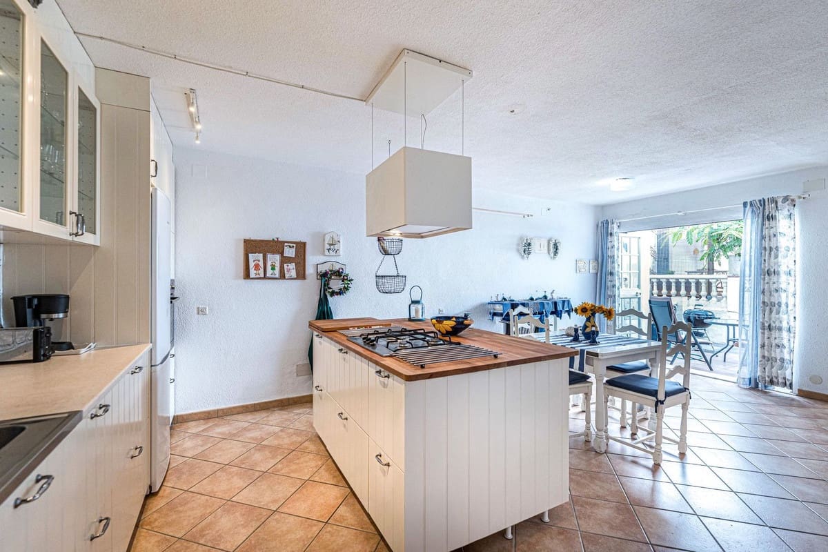 2 soveværelse Byhus til salg i La Duquesa / Puerto de la Duquesa med swimmingpool - € 249.000 (Ref: 9786818)