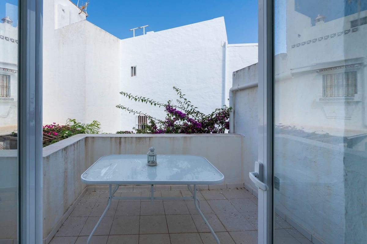 2 soveværelse Byhus til salg i La Duquesa / Puerto de la Duquesa med swimmingpool - € 249.000 (Ref: 9786818)