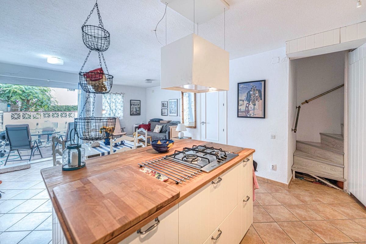 2 soveværelse Byhus til salg i La Duquesa / Puerto de la Duquesa med swimmingpool - € 249.000 (Ref: 9786818)