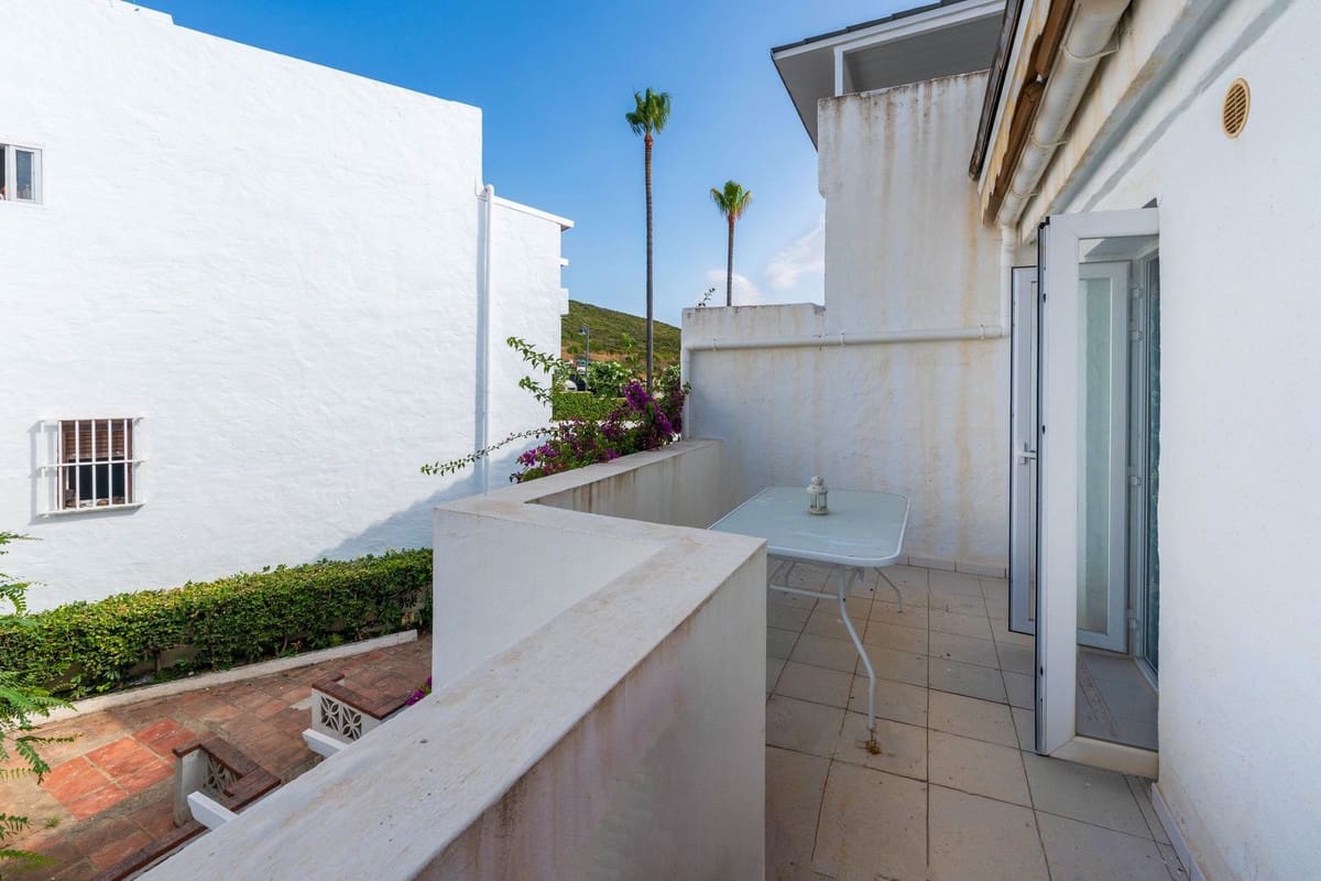 2 soveværelse Byhus til salg i La Duquesa / Puerto de la Duquesa med swimmingpool - € 249.000 (Ref: 9786818)