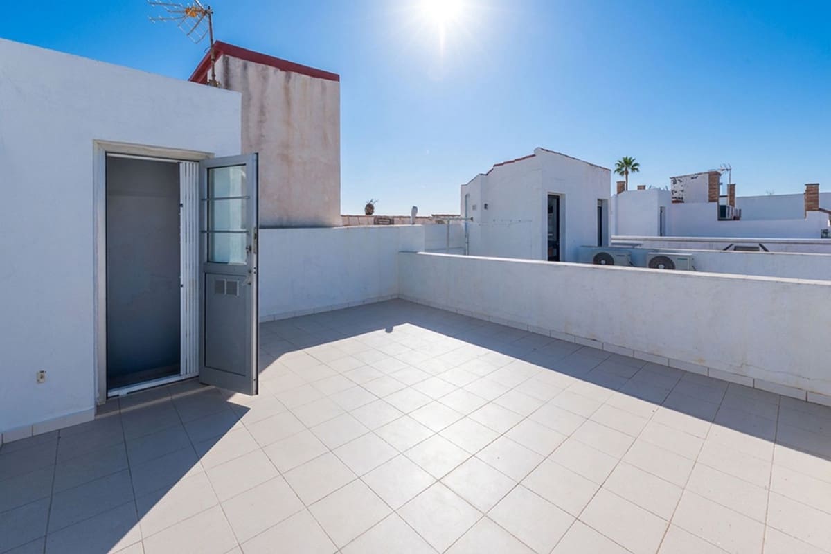 2 soveværelse Byhus til salg i La Duquesa / Puerto de la Duquesa med swimmingpool - € 249.000 (Ref: 9786818)