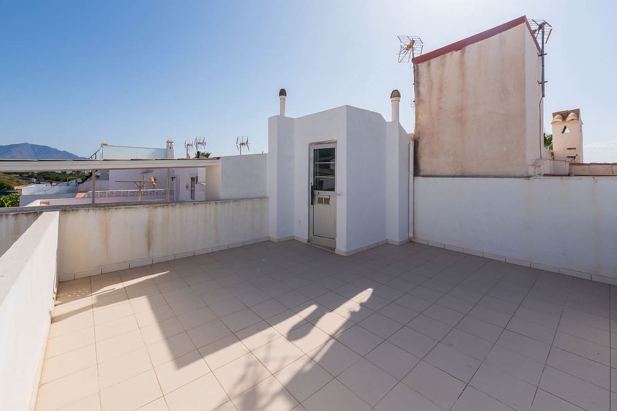 2 soveværelse Byhus til salg i La Duquesa / Puerto de la Duquesa med swimmingpool - € 249.000 (Ref: 9786818)