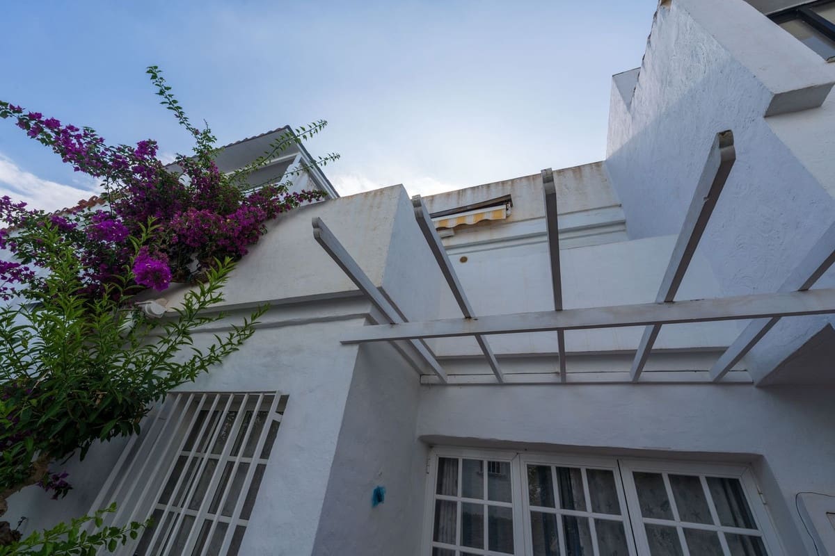 2 soveværelse Byhus til salg i La Duquesa / Puerto de la Duquesa med swimmingpool - € 249.000 (Ref: 9786818)