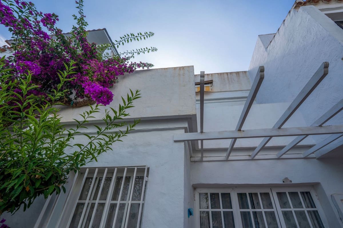 2 soveværelse Byhus til salg i La Duquesa / Puerto de la Duquesa med swimmingpool - € 249.000 (Ref: 9786818)