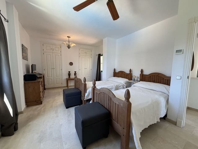 3 sypialnia Dom na sprzedaż w Bahia de Casares, Casares z basenem garażem - 550 000 € (Ref: 9787589)