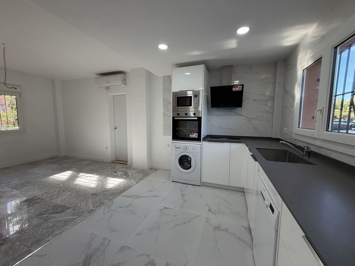 4 sypialnia Dom na sprzedaż w Manilva z basenem garażem - 475 000 € (Ref: 9789820)