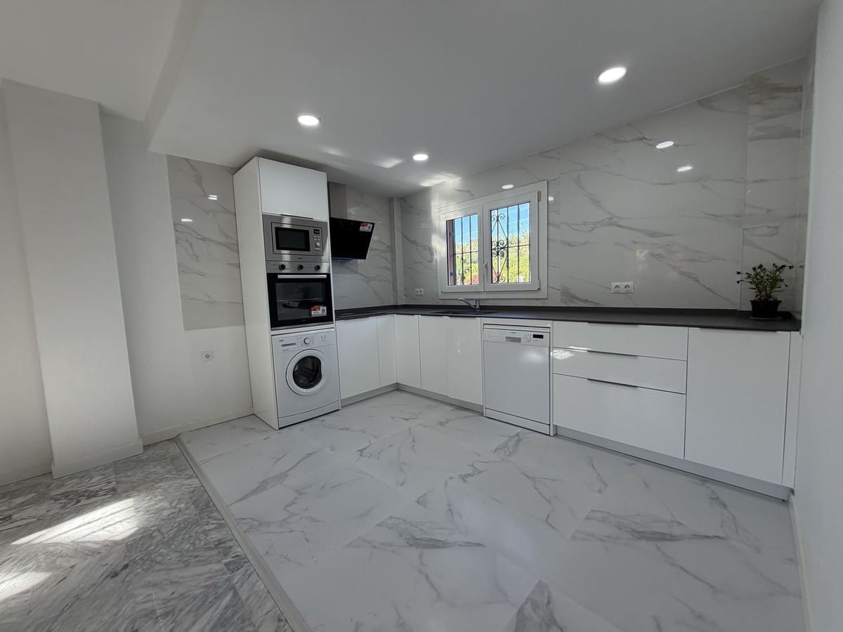 4 sypialnia Dom na sprzedaż w Manilva z basenem garażem - 475 000 € (Ref: 9789820)