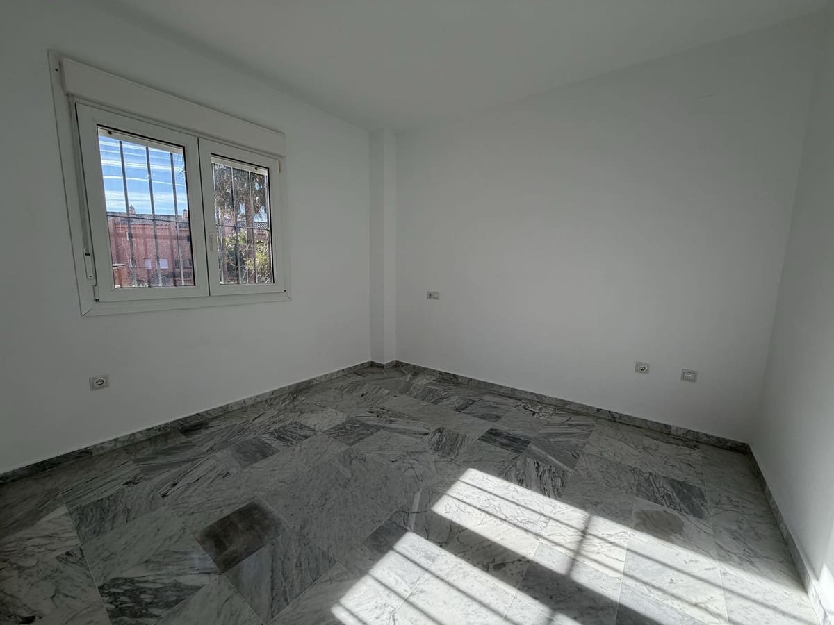 4 sypialnia Dom na sprzedaż w Manilva z basenem garażem - 475 000 € (Ref: 9789820)