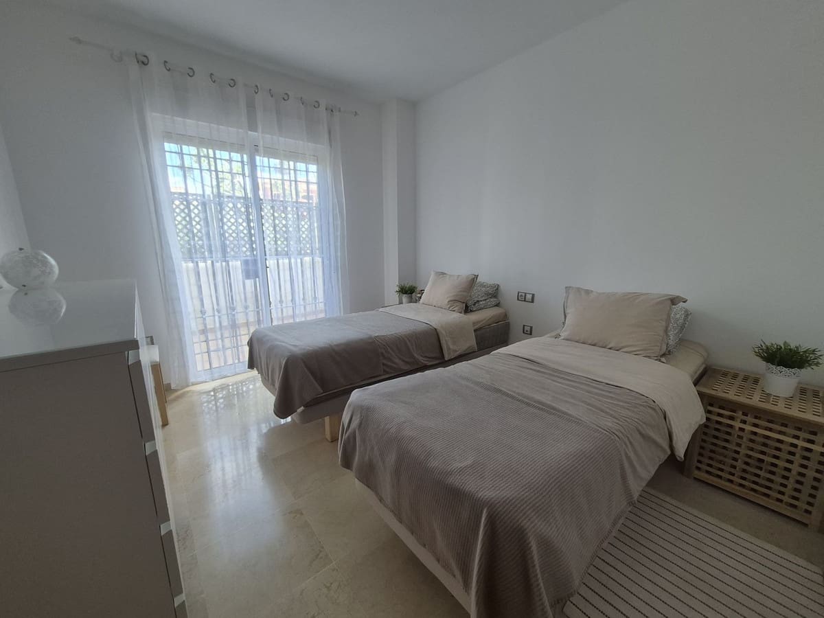 2 soverom Leilighet til salgs i La Duquesa / Puerto de la Duquesa med svømmebasseng garasje - € 295 000 (Ref: 9852189)